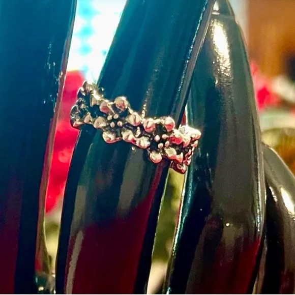 🔥2/$24 or 3/$30🔥 Elegant Silver Floral Band Ring - Picture 5 of 7